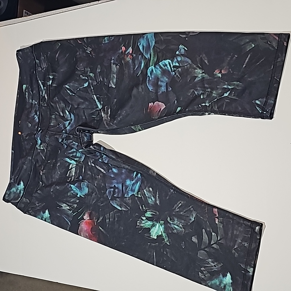 Lucy Studio Hatha Capri Leggings Black Tropical Print Size XL